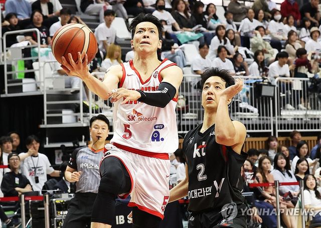 김선형(왼쪽)과 허훈