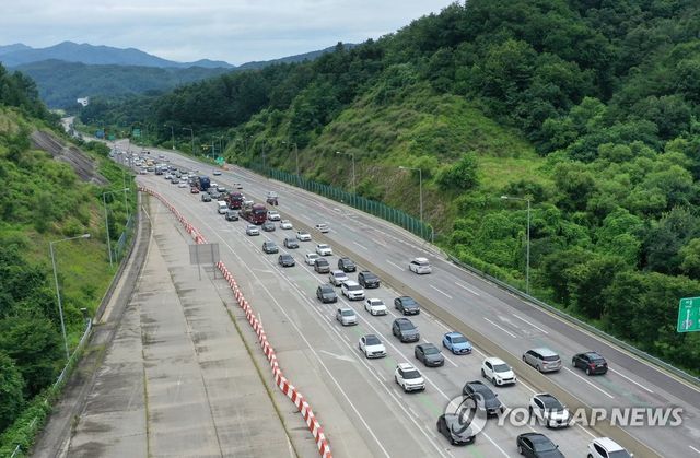 피서객 차량으로 붐비는 고속도로