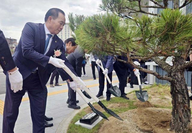 강연술 춘천시민버스 대표이사의 기념식수