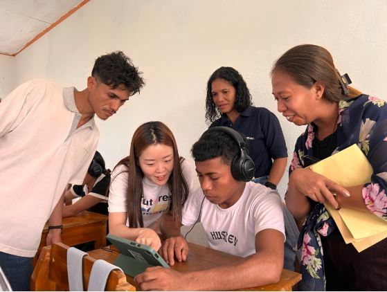 디지털 학습 연수에 참가 중인 동티모르 교사들