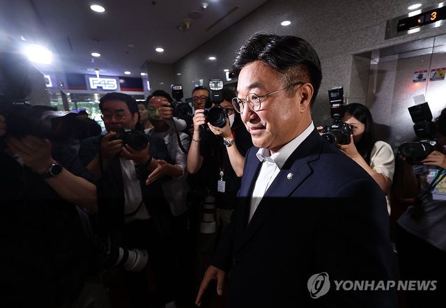 인사청문회 준비 사무실 출근하는 윤호중 장관 후보자