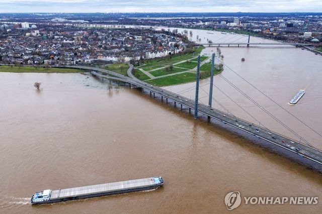 화물을 싣고 라인강을 오고가는 바지선들