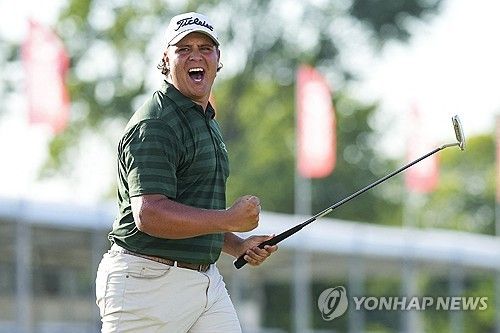 우승 퍼트를 넣고 환호하는 포트기터.