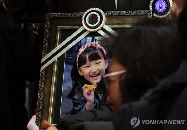 오열하는 할머니 앞 해맑게 웃는 하늘이