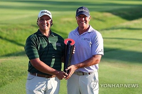 아버지와 함께 우승컵을 든 포트기터.