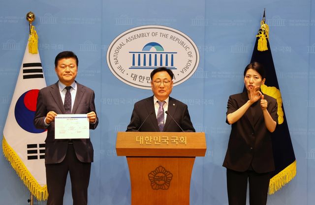 기자회견 하는 이광희(가운데) 국회의원