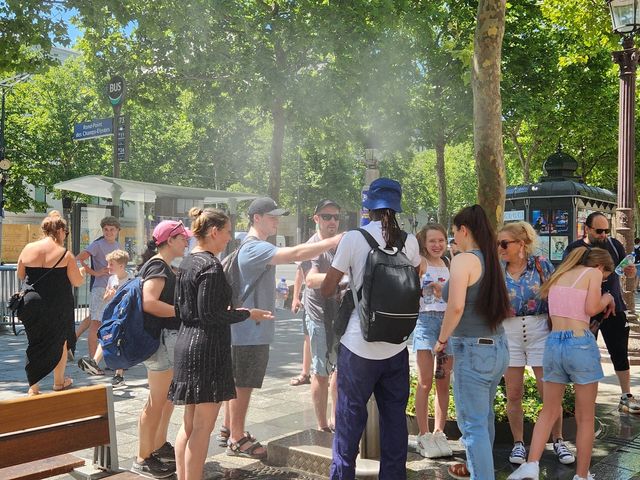 쿨링포그로 더위 식히는 사람들