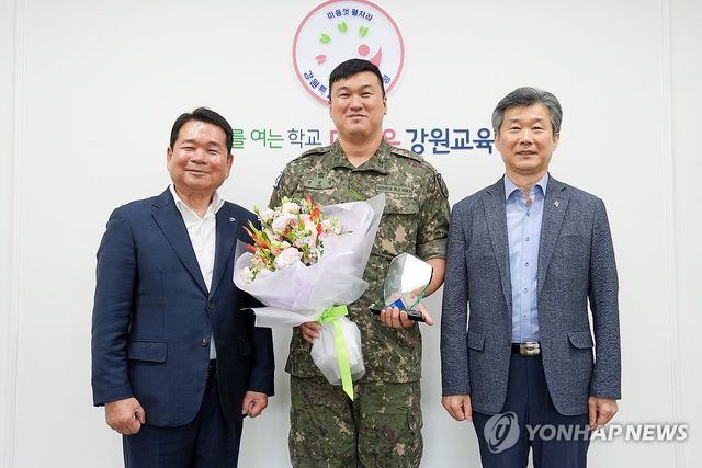 강원교육청, 물에 빠진 학생들 구한 육군 간부에 감사패 전달