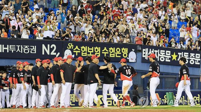 승리 환호하는 KIA