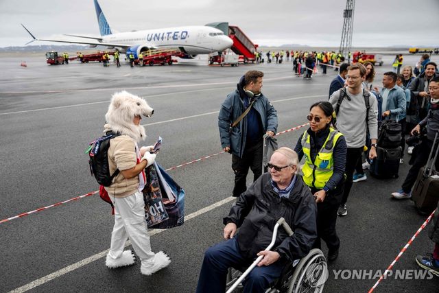 그린란드 누크 공항에 착륙한 유나이티드항공의 첫 직항편 승객들