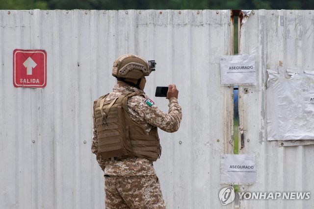 불법 석유 정제소 확인하는 멕시코 요원