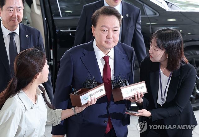 결국 현관으로 출석하는 윤석열 전 대통령