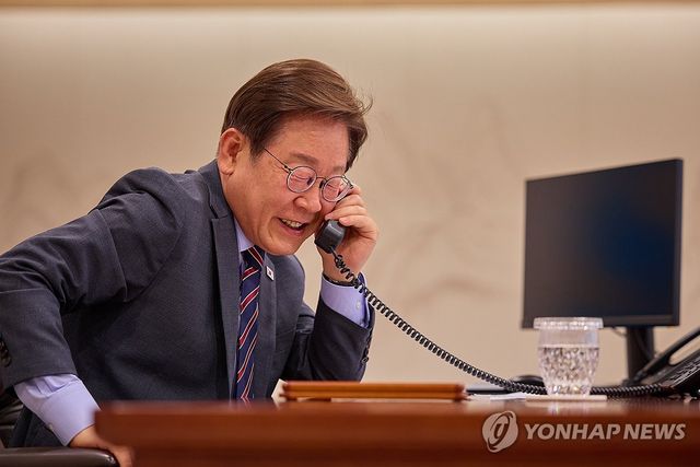 통화하는 이재명 대통령.