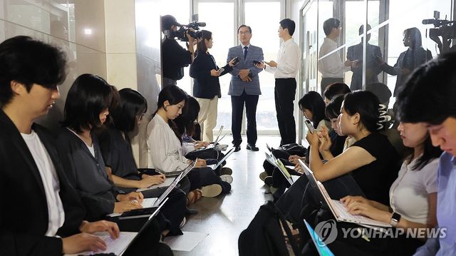 질문에 답하는 이명현 특검