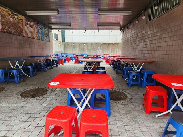 을지로3가 맥주골목에 펼쳐진 야외 테이블