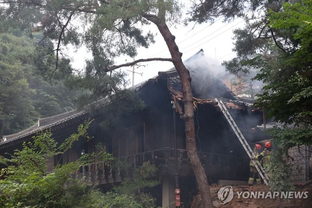 '성북동 별서' 내 송석정서 화재…피어오르는 연기