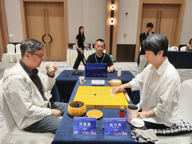 유창혁(왼쪽) 9단이 란커배 통합 예선 2회전에서 루이나이웨이 9단에게 승리했다.