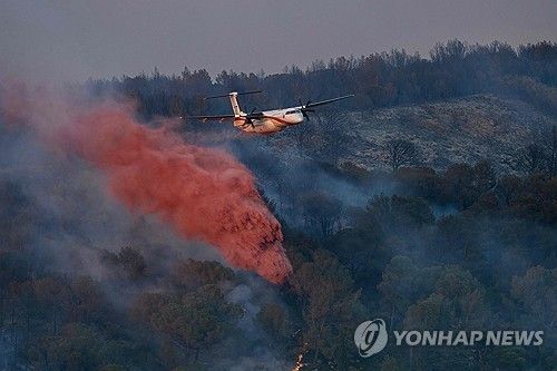 오드 지역 산불 진화하는 소방 헬기