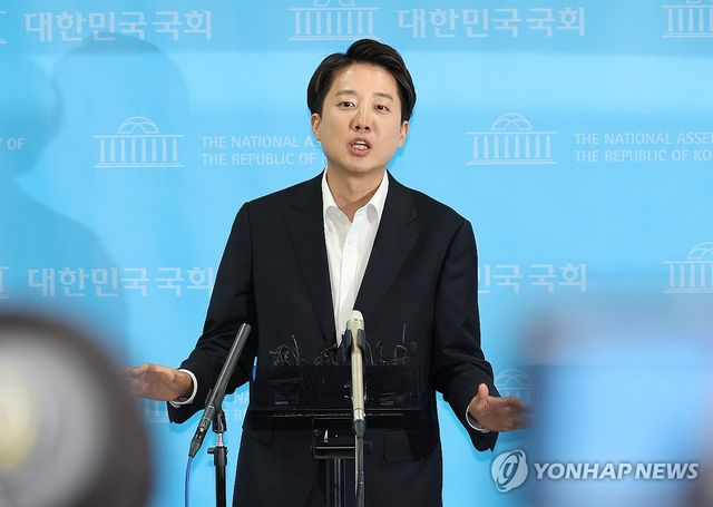 취재진 질문에 답변하는 이준석 후보