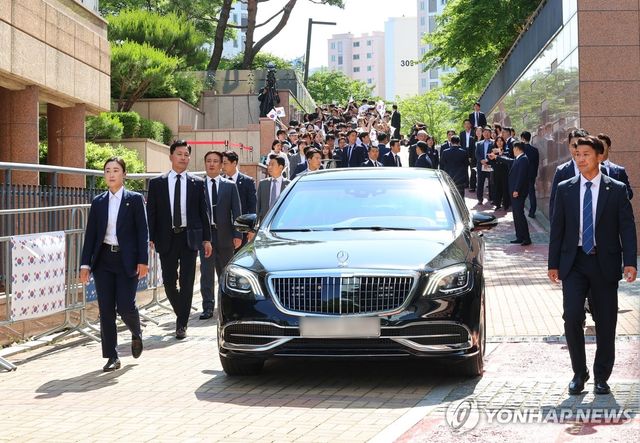 현충원 향하는 이재명 대통령 차량