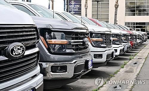 미 캘리포니아주 딜러 매장에 전시된 포드 차량