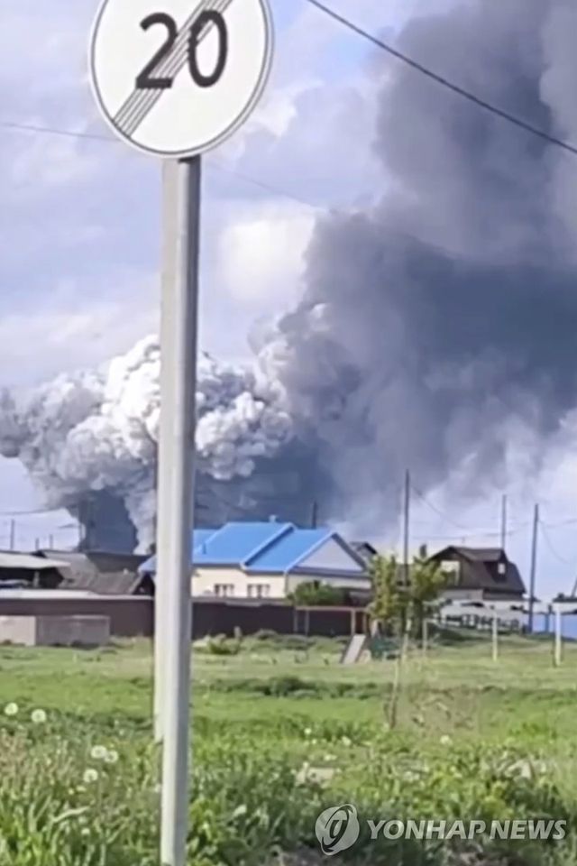 연기 피어오르는 러시아 공군기지