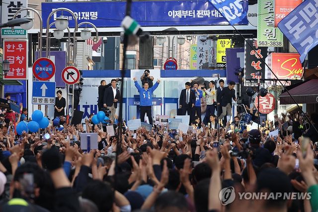 천안 시민들에게 인사하는 이재명 후보