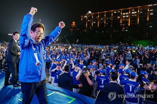 마지막 유세 마치고 인사하는 이재명