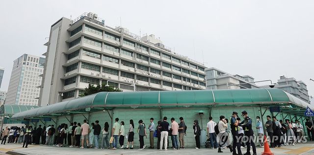 주한미국대사관의 비자 신청 행렬