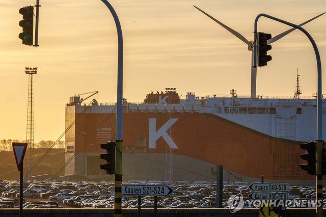 유럽의 한 항구에 세워져 있는 차량들