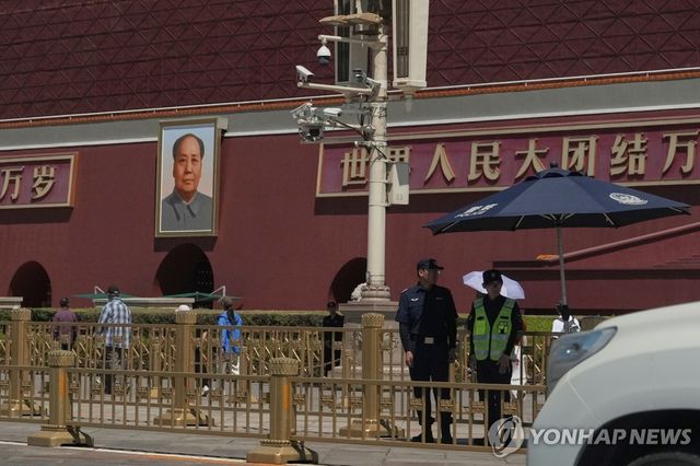 4일 중국 베이징 톈안먼 광장에 보안요원들이 서 있는 모습. [AP=연합뉴스]