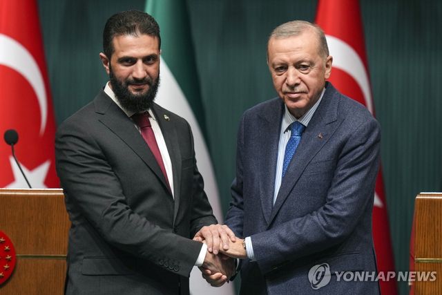 지난 2월 4일(현지시간) 앙카라에서 손 맞잡은 튀르키예·시리아 정상