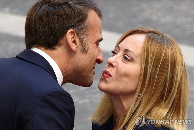 볼 인사하는 멜로니-마크롱