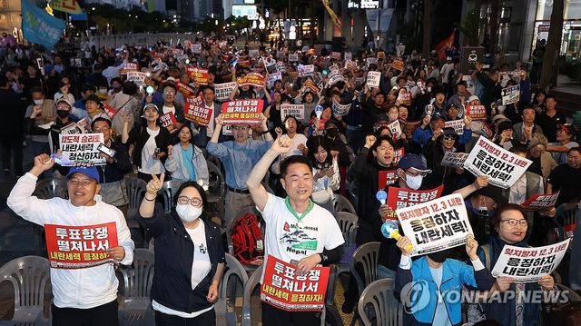대선 출구조사 결과 공개에 기뻐하는 시민들