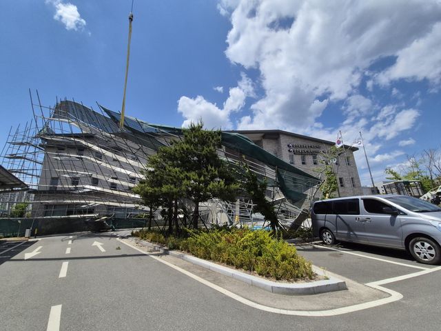 춘천출입국·외국인사무소 속초출장소 건물 외벽 비계 붕괴