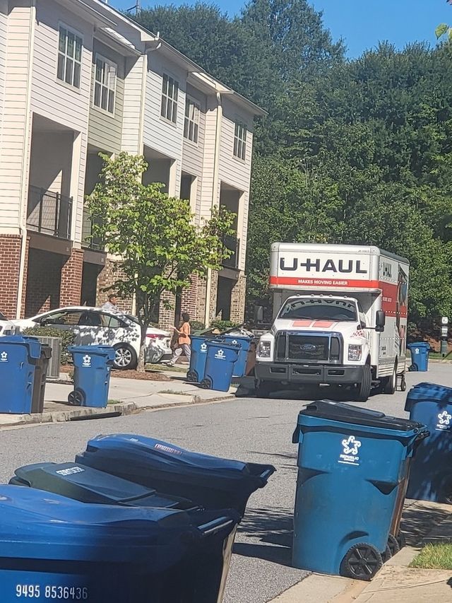 피의자 일가족이 머물던 고급 주택에서 이사가는 모습