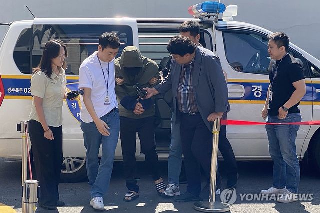 '생활고 비관' 처자식 살해 40대, 영장실질심사 출석