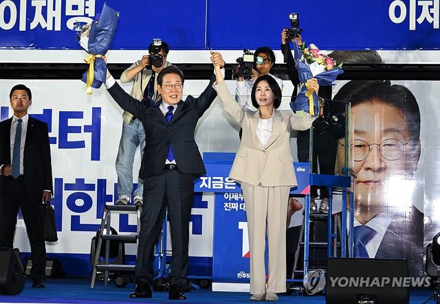 축하 꽃다발 받고 인사하는 이재명 후보와 김혜경 여사