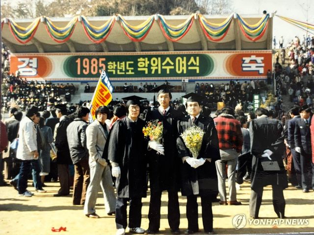 중앙대 졸업식 기념사진 찍은 이재명