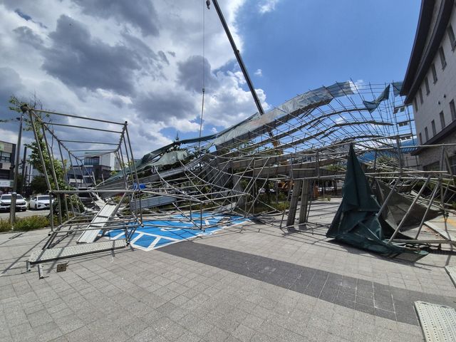 춘천출입국·외국인사무소 속초출장소 건물 외벽 비계 붕괴