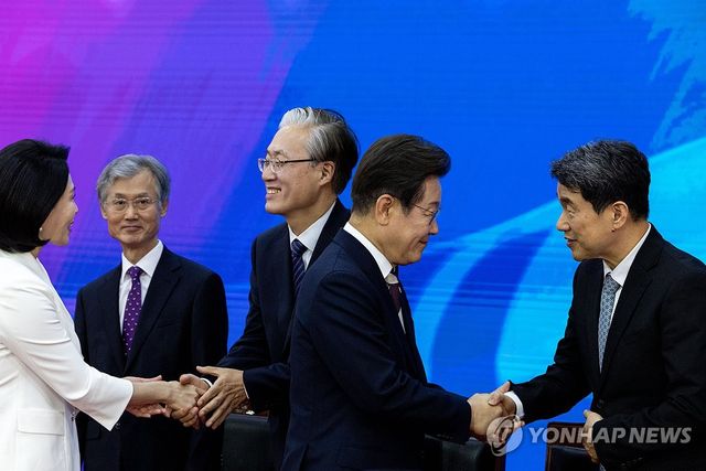 5부 요인들과 인사하는 이재명 대통령 내외