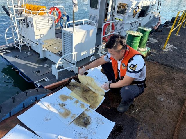 유출 기름 수거 중인 해경