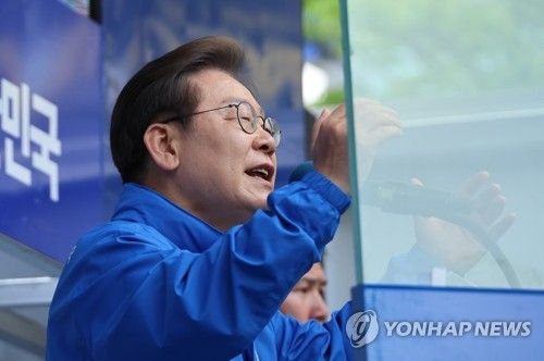 지난달 파주 금릉역 중앙광장서 유세하는 이재명 후보