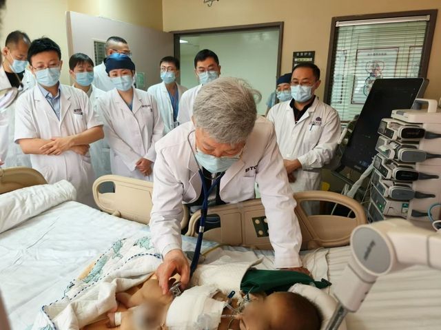 이승규 석자교수가 환아의 상태를 살펴보고 있다.