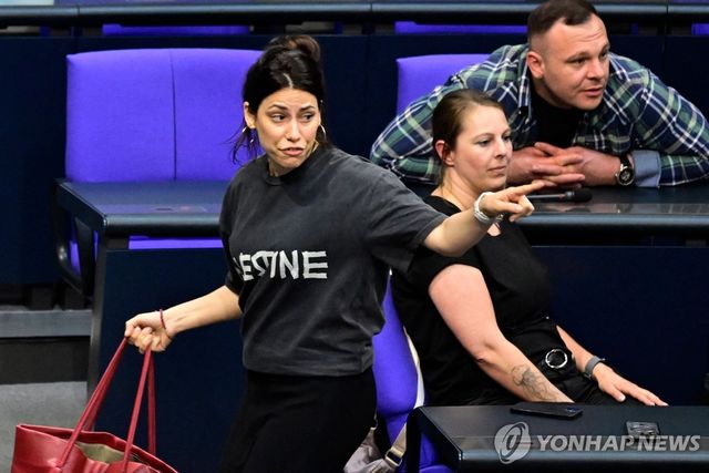 퇴장당하는 칸진 쾨크튀르크 의원