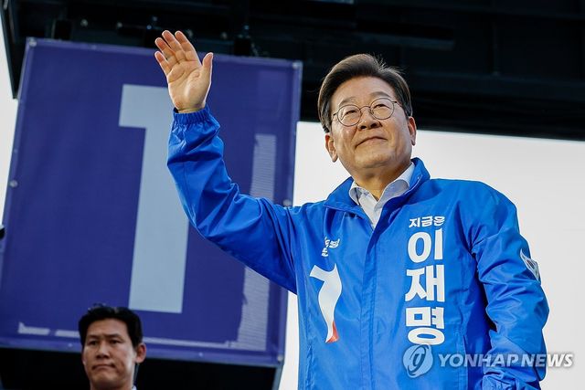 대전 시민들에게 인사하는 이재명 후보