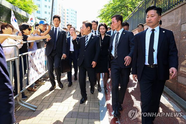 이재명 대통령, 공식 일정 위해 사저 출발