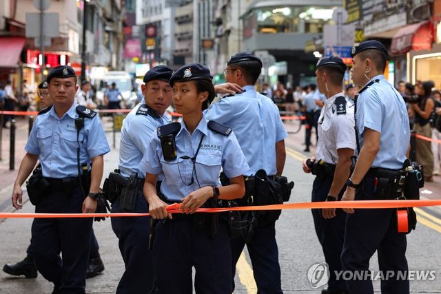 톈안먼 시위 36주년을 하루 앞둔 3일 빅토리아파크 일대에 배치된 홍콩 경찰 모습. [로이터=연합뉴스]