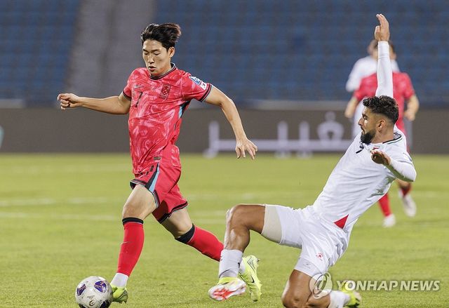 드리블하는 배준호