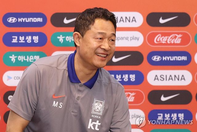 밝게 웃는 이민성 U-22 축구대표팀 감독